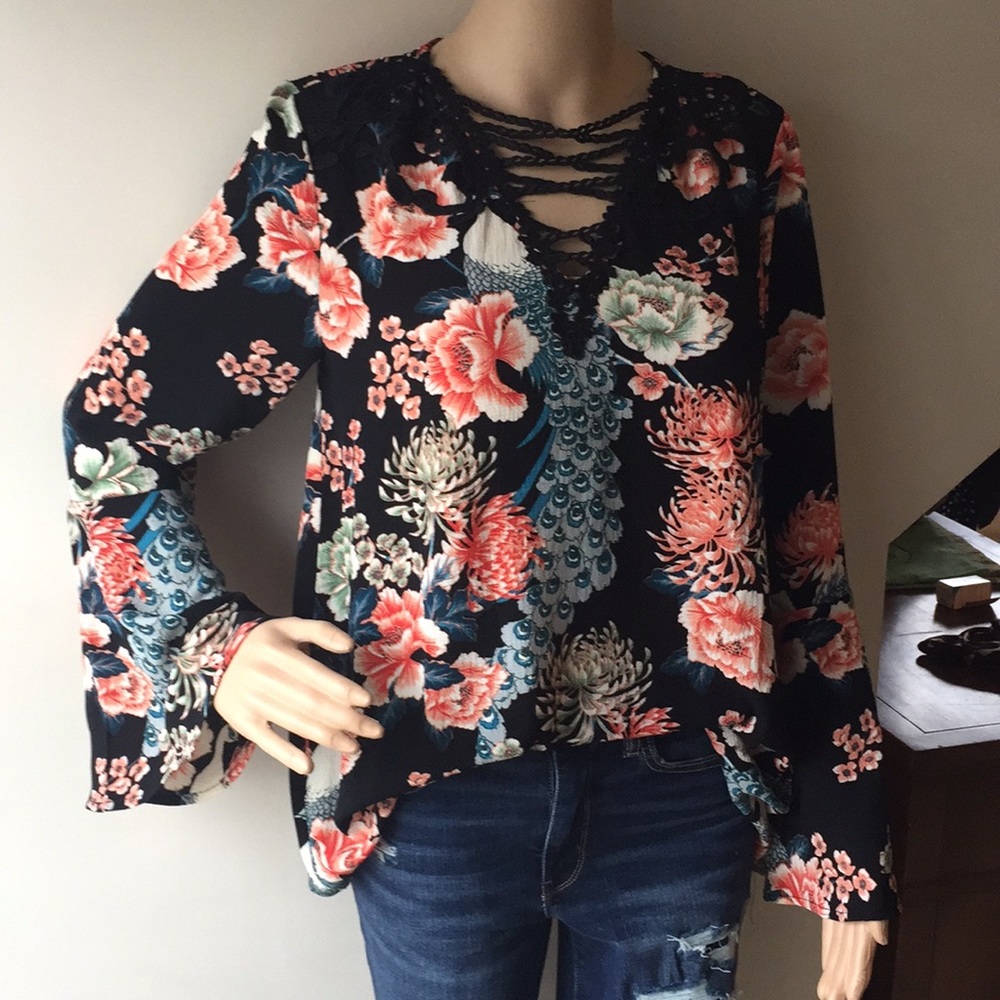 ONLY ONE! Bell sleeve floral blouse. - Picture 4 of 7
